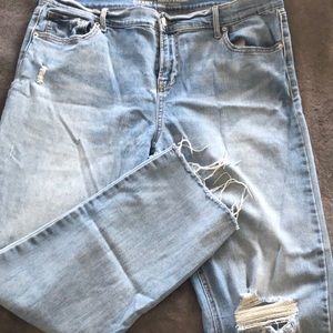 Straight boyfriend distressed crops